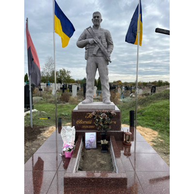 Памятник военному в виде скульптуры